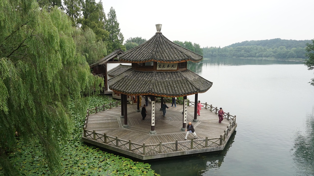 杭州西湖边的美食之旅，品味江南特色